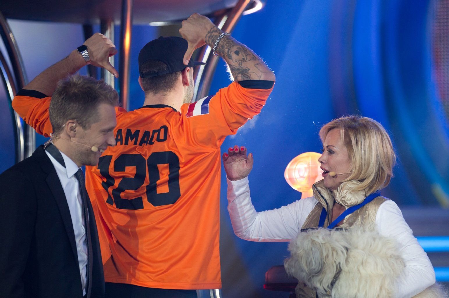 Die niederländische Moderatorin Marijke Amado muss beim Finale der Sat.1-Live-Show "Promi Big Brother" am 27.09.2013 in Berlin das Haus verlassen und wird von dem Moderator Oliver Pocher (l) und dem Schauspieler Jan Leyk empfangen.