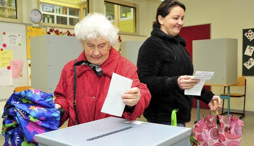 Von dem Regenwetter ließen sich Helga Nörhoff und Galina Obidny am Vormittag trotzdem nicht abhalten, ihr Kreuz im Wahllokal 11 zu setzen.