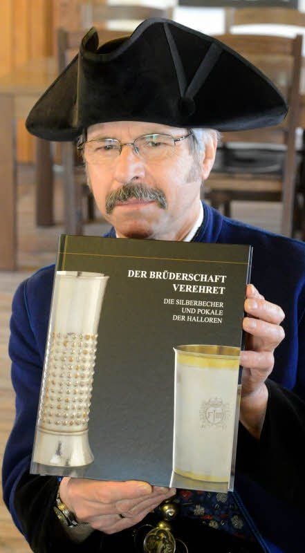 Beutelherr Rüdiger Just mit der Publikation.