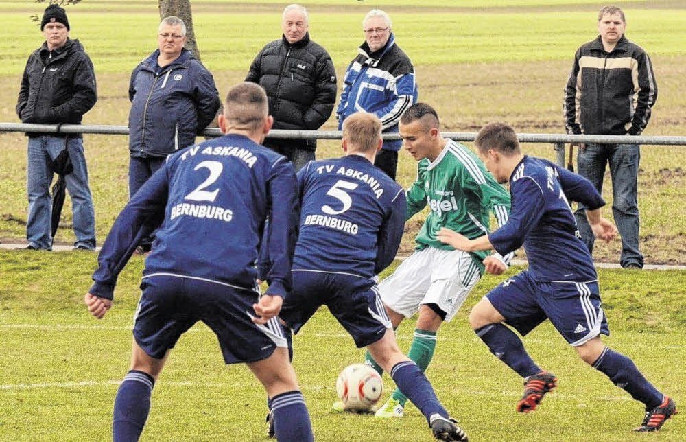 Arnstedts Torjäger Victor-Ramon Roldan-Arias im Kampf. Hier gegen drei Bernburger Spieler.