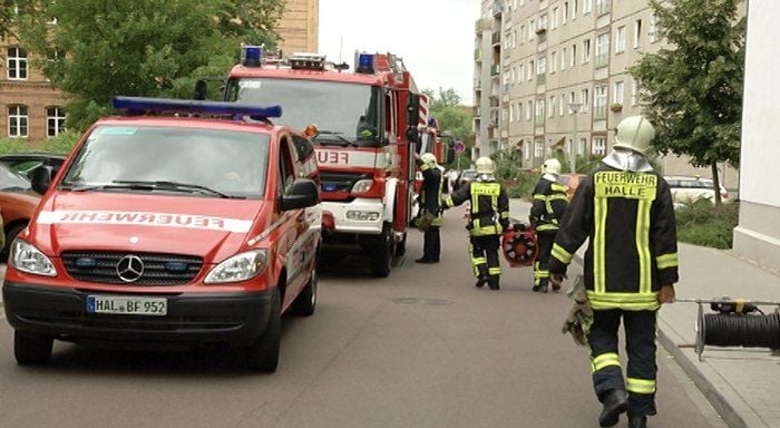 Fahrzeuge der Feuerwehr stehen am Dienstag vor dem Eingang des St. Elisabeth-Krankenhauses in Halle
