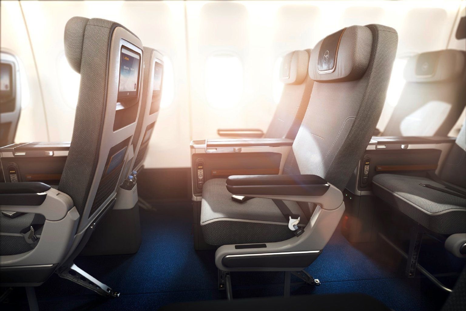 Mehr Platz: Die Sitze der neuen Zwischenklasse sind bis zu drei Zentimeter breiter als in der Economy-Class. Außerdem lassen sich die Lehnen weiter zurückneigen.