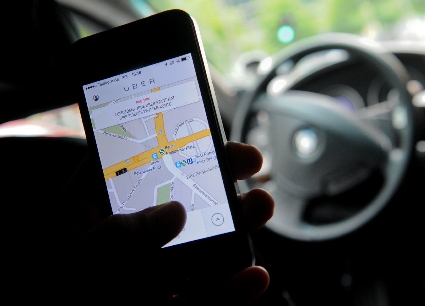 Per Handy kann man sich einen Uber-Wagen rufen.