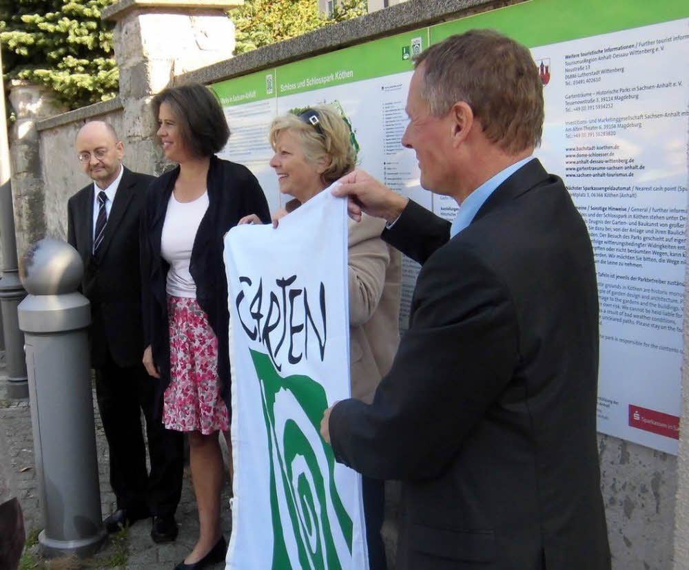 Sparkassen-Chef Markus Klatte, Staatssekretärin Tamara Zie-schang, Landtagsabgeordnete Brigitte Take und Oberbürgermeister Kurt-Jürgen Zander (v.l.n.r.) geben gemeinsam die Informationstafel frei.