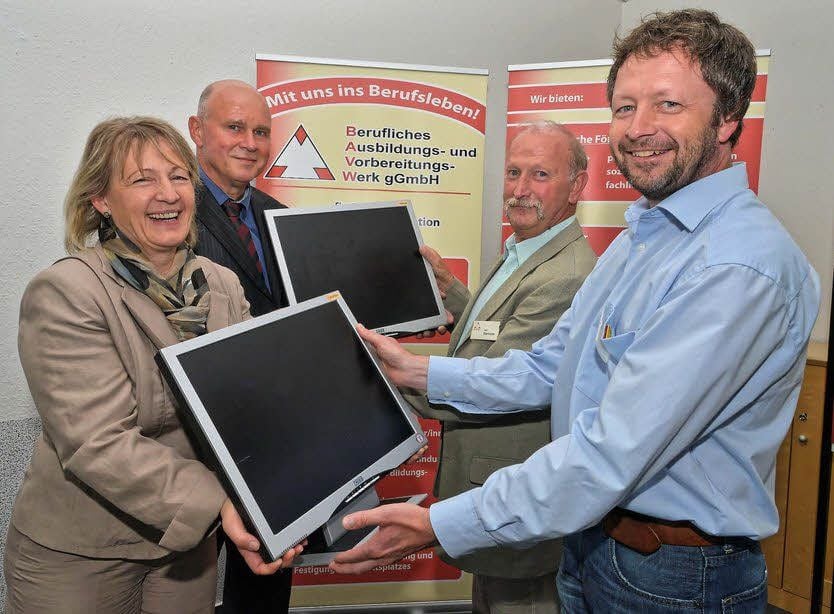 Bärbel Schärff und Hans Peter Liebold vom IHK-Bildungszentrum überreichen Günther Germann (2. von rechts) und Christian Jansen (r) vom Beruflichen Ausbildungs- & Vorbereitungswerk Flachbildschirme.