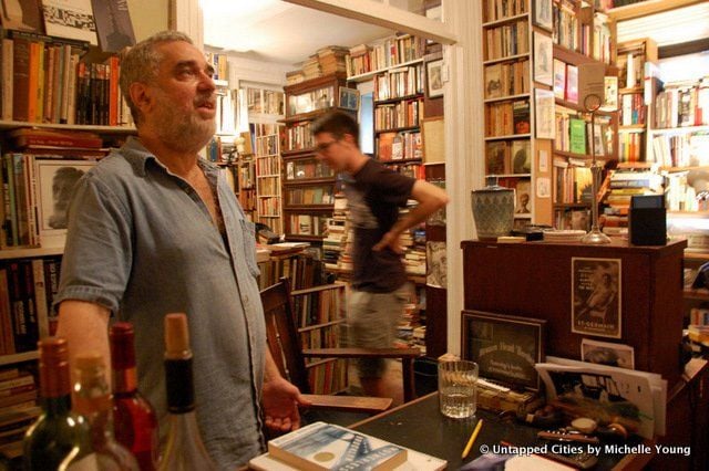 Michael Seidenberg in seinem Antiquariat, das mal seine Wohnung war.