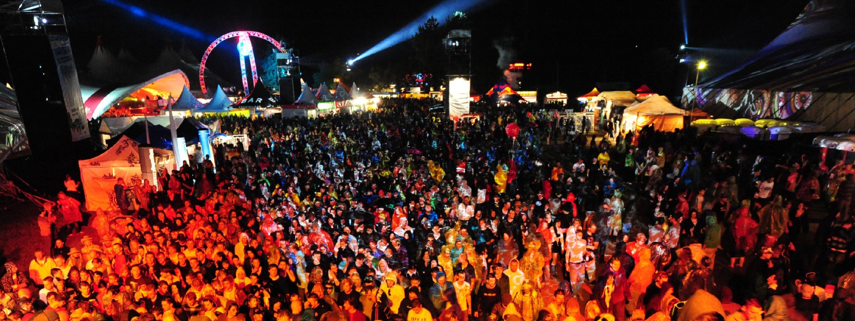Beim Festival «SonneMondSterne» tanzen in Saalburg-Ebersdorf (Thüringen) junge Leute zur Musik.