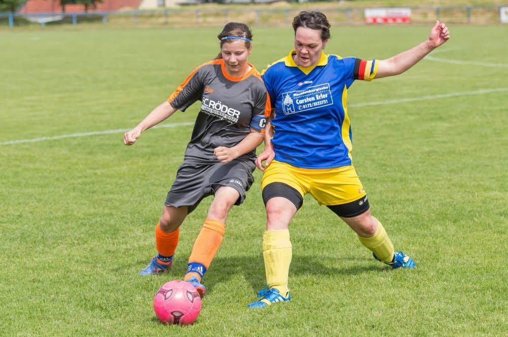 Zum Abschluss feierte das RSK-Team um Spielführerin Tanja Krause (l.) gegen Schlusslicht Großgrimma einen souveränen 3:0-Sieg.