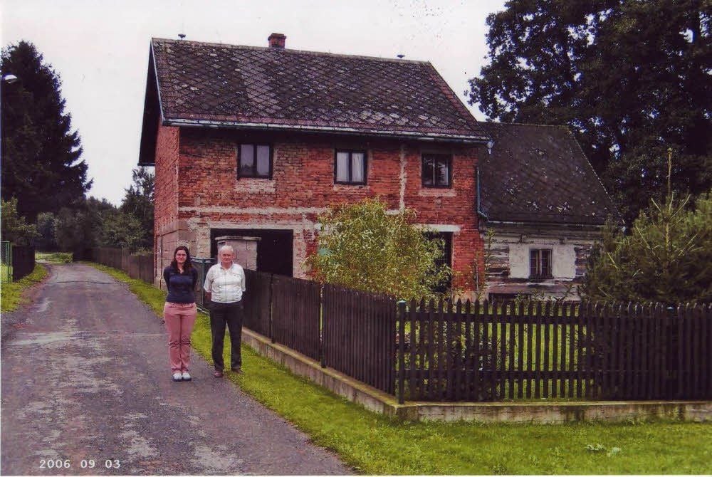 Rudolf Bothe zeigte seiner Enkelin Johanna bei einem Besuch 2006 sein Geburtshaus - für Groß Grünau ein typisches.