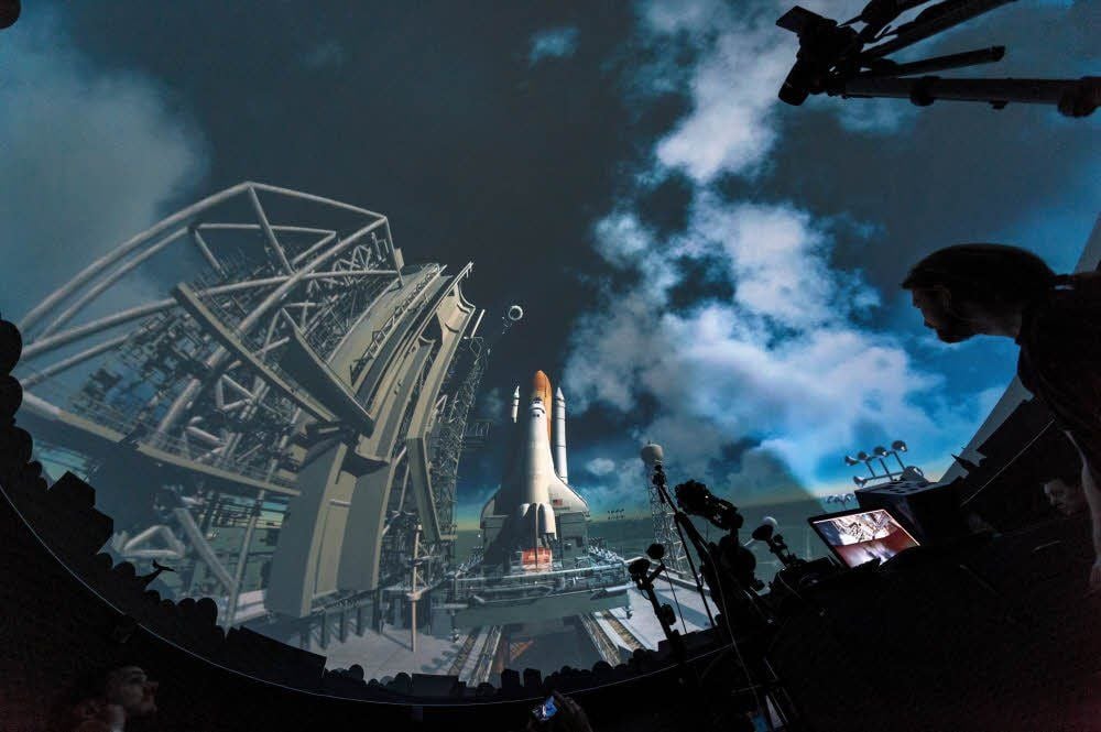Die Technologie der Firma Fulldomedia soll Ganzkuppelshows im Planetarium ermöglichen, kostet aber mehrere zehntausend Euro.