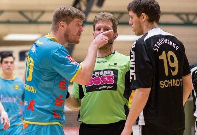 Im Derby ging es teilweise heftig zur Sache. Hier diskutieren Dessaus Daniel Schmidt (rechts) und Bernburgs Frank Grohmann direkt vor den Augen des Schiedsrichters.