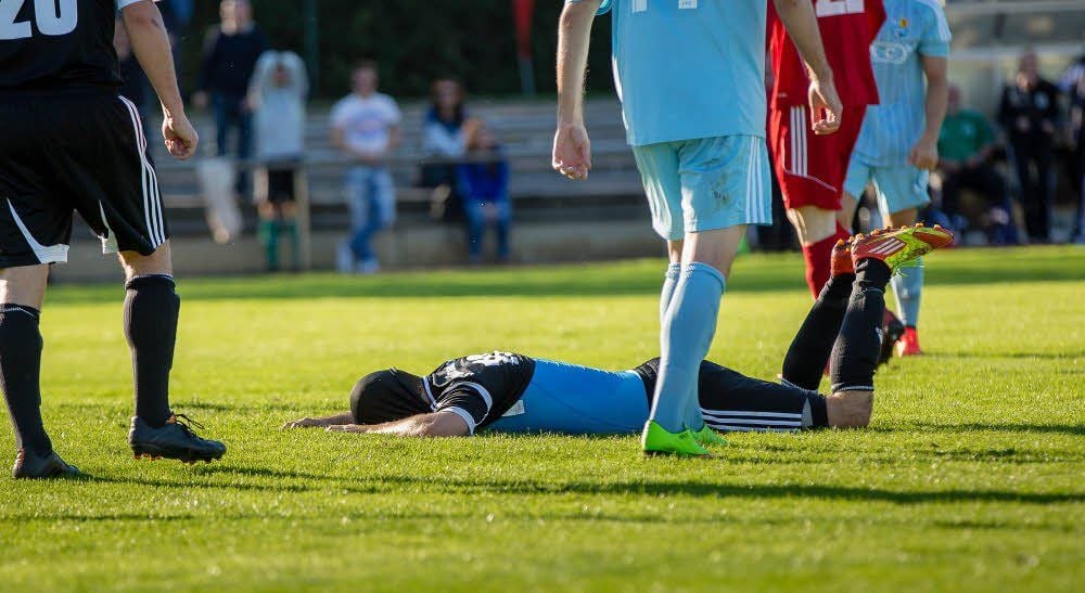 Der Union-Spieler, der da mit dem Trikot über dem Kopf auf dem Boden liegt, ist Timo Breitkopf. Nach seiner verpassten Chance in der 82. Minute zeigte der 25-jährige Offensivspieler so seine Enttäuschung.