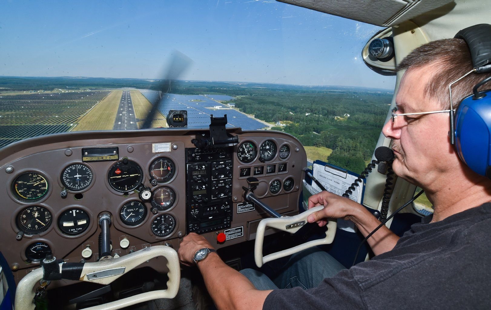 Der Flugleiter vom Airport Neuhardenberg und Pilot, Volker Dabow, in einer Cessna 172 im Landeanflug auf den Flughafen in Neuhardenberg.