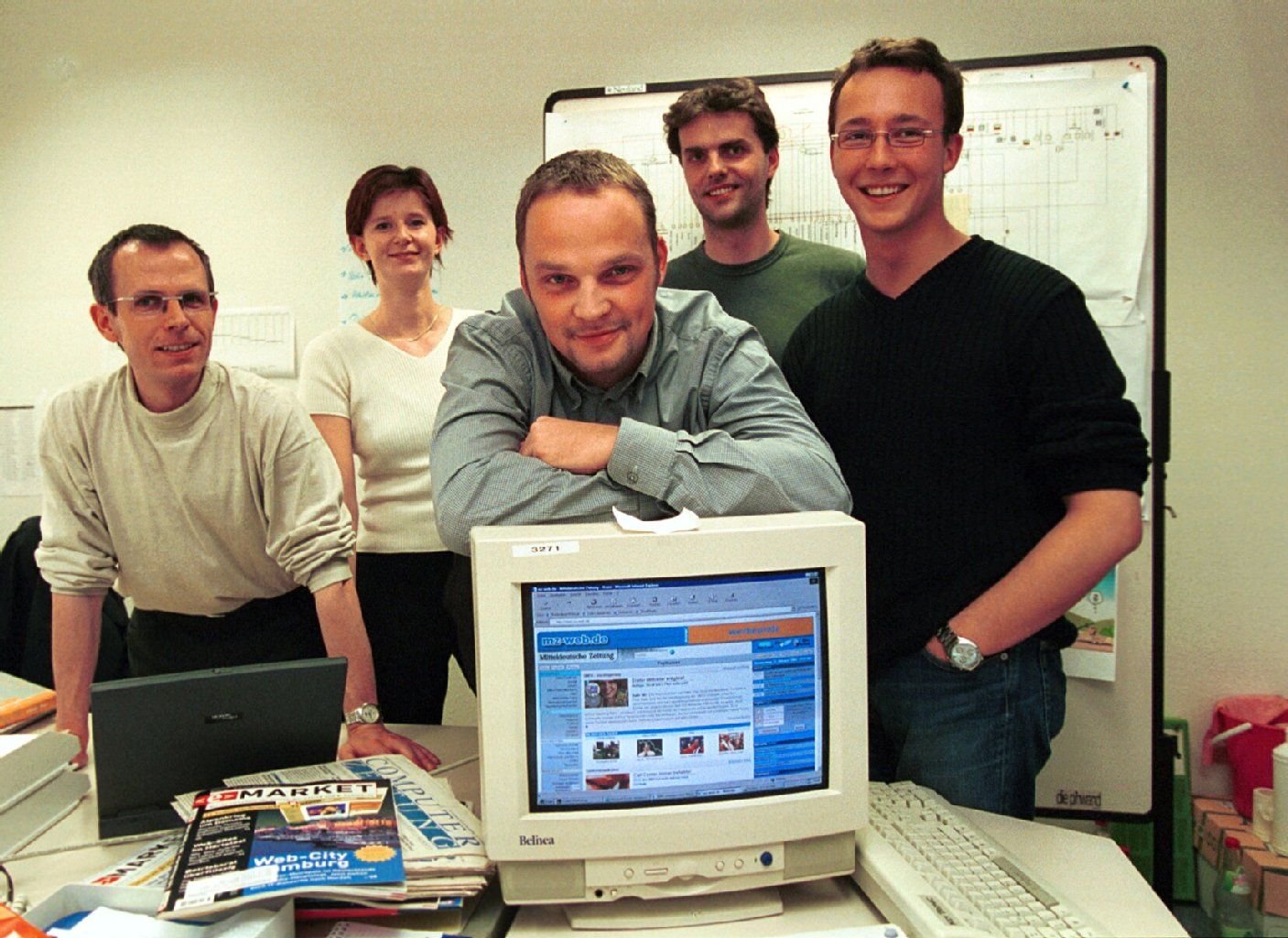 Einige der Gründungsmitglieder der MZ-Online-Redaktion von 2001. Zwei sind immer noch dabei: links Wolfram Schlaikier (heute Online-Redaktion), rechts Gert Glowinski (heute Chef der Lokalredaktion Halle)