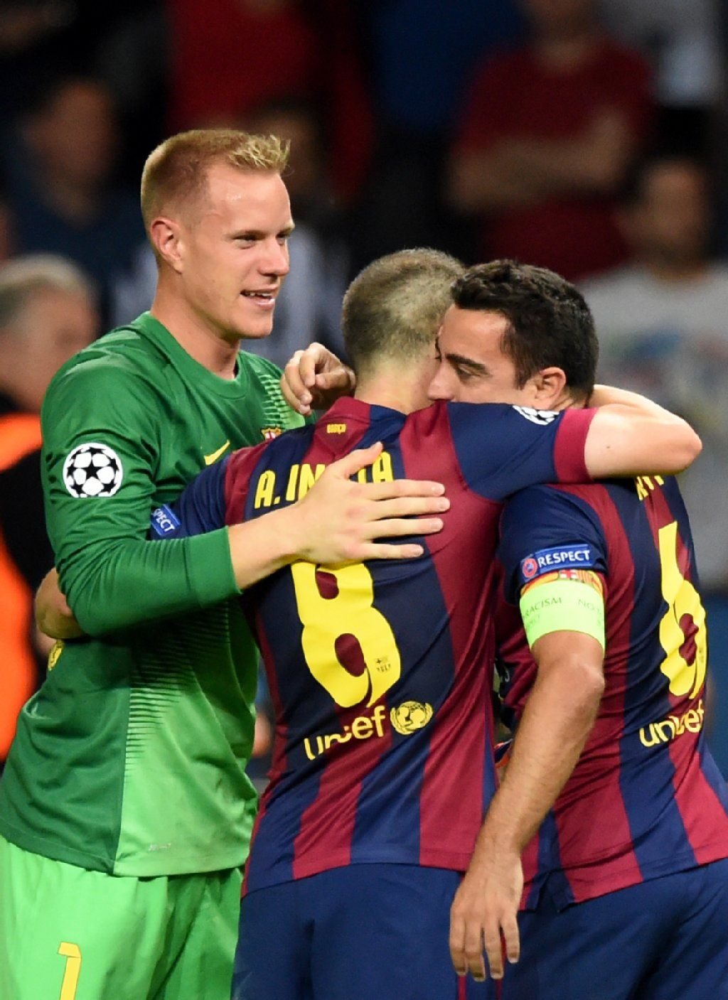Barcelonas Torhüter Marc-Andre ter Stegen feiert mit Andres Iniesta und Xavi