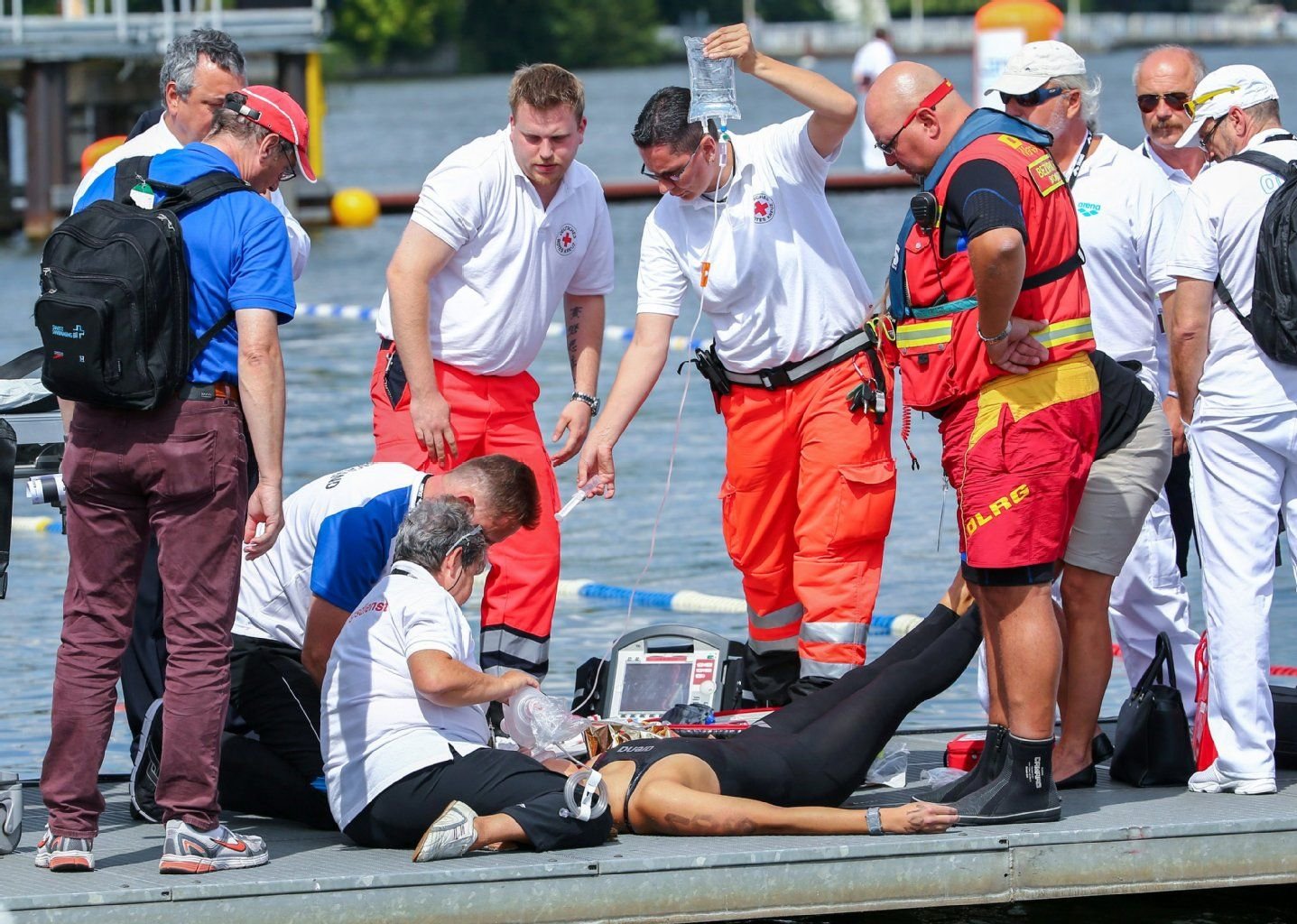 Sanitäter und Ärzte kümmern sich um die Polin Natalia Charlos.