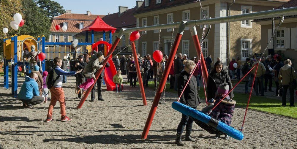Schaukel, Kletterturm und Co. sind nach der Eröffnung des neuen Spielplatzes blitzschnell in Besitz genommen.