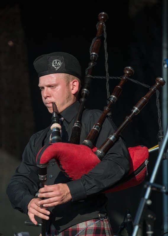 Ein wahrer Meister auf seinem Instrument ist der Leipziger Tom Ziegenspeck. Er ist ein Spezialist für alte, original volkstümlich klingende Musik aus dem Hochland von Schottland.