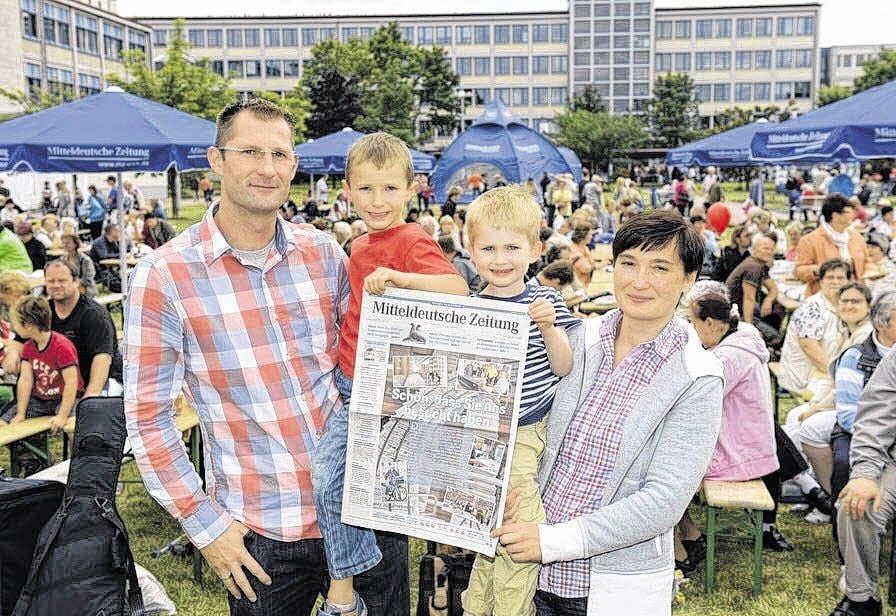 Lars und Angela Diemann kamen mit Tim und Enno im vergangenen Jahr zum Tag der offenen Tür zur MZ. Als Erinnerung nahmen sie eine Sonderausgabe der Zeitung mit.