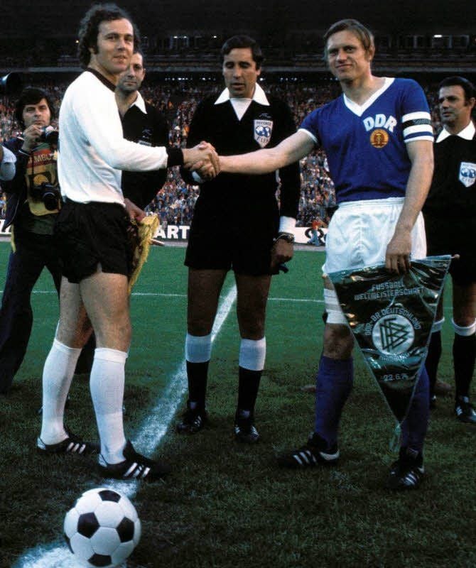 Auftakt zum einzigen Fußball-Duell Ost gegen West: Die Kapitäne Bernd Bransch (r.) und Franz Beckenbauer geben sich vor dem deutsch-deutschen WM-Spiel 1974 die Hand. Im Herbst des Jahres trafen sie sich noch einmal.