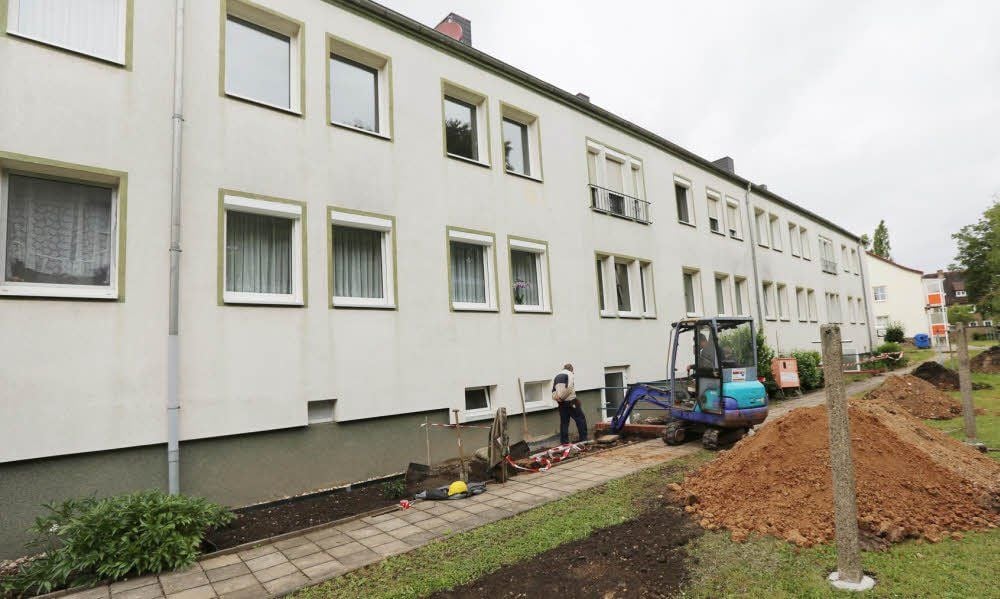 Die Wohnungsgenossenschaft Wolfen baut in der Albert-Schweitzer-Straße Balkone an.