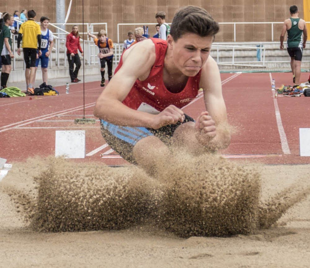 Dominik Fricke wurde mit 5,29 Metern Landesmeister im Weitsprung und holte Silber im Hürden-Lauf und Bronze im 50-Meter-Sprint.