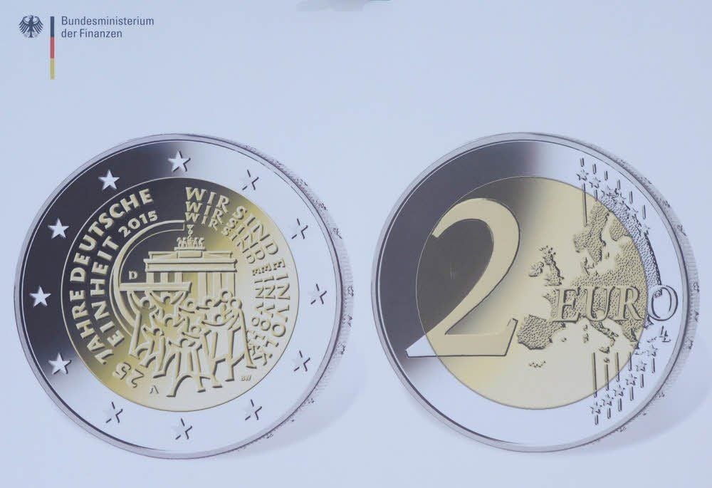 In den Geldbörsen der Deutschen klimpern zwei neue 2-Euro-Münzen: „25 Jahre Deutsche Einheit“ (Foto) und „Bundesland Hessen“. Die Münzen gelten als gesetzliche Zahlungsmittel, und zwar im gesamten Euro-Währungsgebiet, sagt der Bundesverband deutscher Banken. Ihre Annahme dürfe grundsätzlich nicht verweigert werden - weder in Deutschland noch in anderen Euro-Ländern. Laut Verband geht der Sammlerwert aufgrund der hohen Prägeauflage allerdings kaum über den Nennwert von zwei Euro hinaus.
