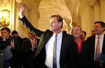 Der Amtsinhaber und Wahlsieger Burkhard Jung (SPD) kommt mit seiner Frau Juliane Kirchner-Jung (r dahinter) am 17.02.2013 nach der OB-Wahl ins Rathaus in Leipzig (Sachsen).