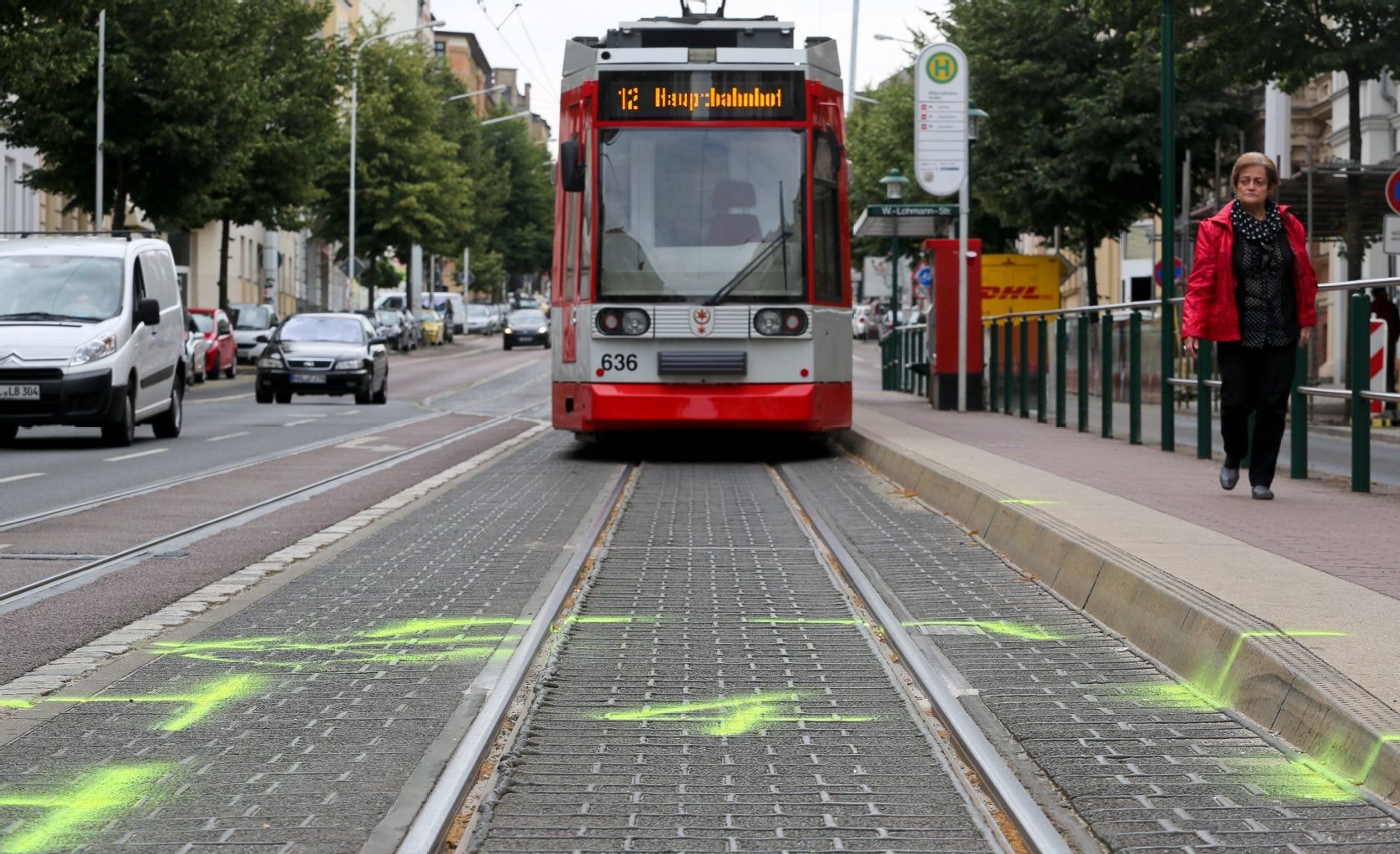 In der Nacht zum Dienstag ist in der Ludwig-Wucherer-Straße in Halle 18-Jährige von einer Straßenbahn angefahren worden.