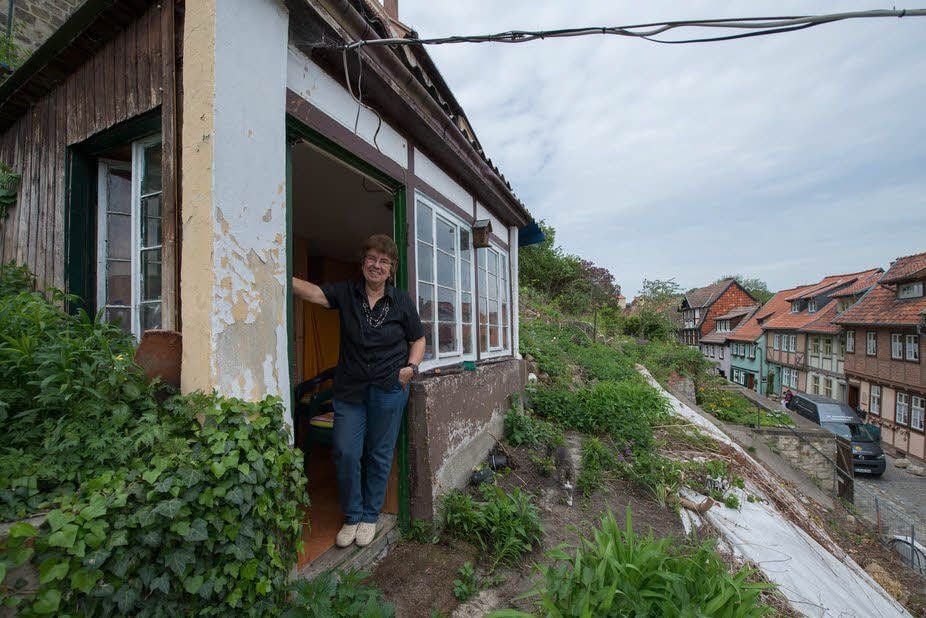 Christa Schier-Kirchner vor ihrer Laube, die aufgrund der Umgestaltung des Hanges abgerissen werden muss.