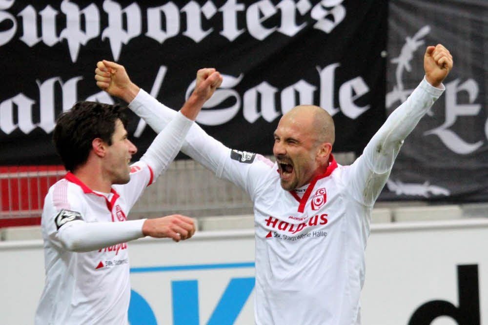 Tim Kruse (l.) und Ivica Banovic bejubeln Kruses 2:0.