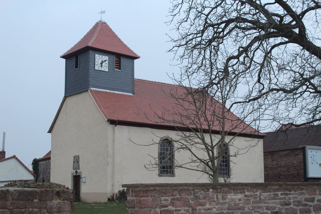 Mit der Restaurierung des Glockenturmes der Everinger Kirche wurde auf zwei Seiten eine Uhr integriert. Seit den 1970er Jahren waren die alten Uhren verschwunden, ihr Verbleib ist ungeklärt.