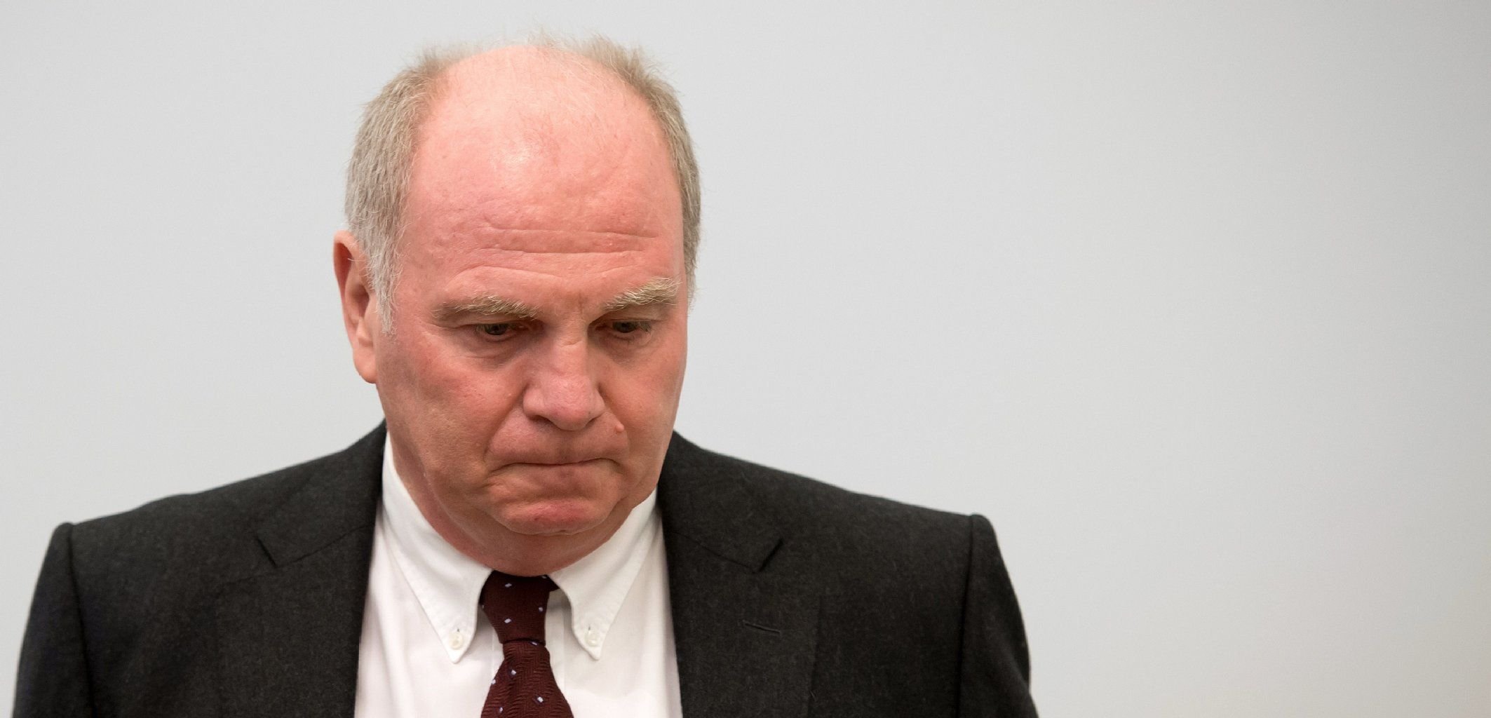 Angespannte Mine: Uli Hoeneß auf der Anklagebank.