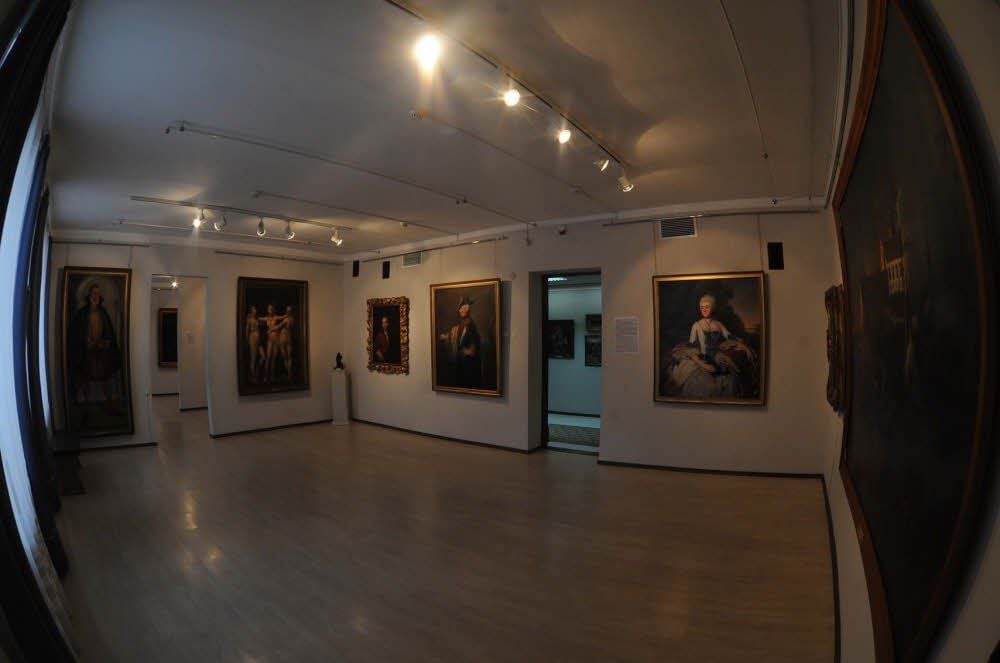Dessauer Gemälde in der Dauerausstellung des Museums in Poltawa. Ganz links neben dem Durchgang: Karl von Anhalt, gemalt von Lucas Cranach d. J. Mitte links neben dem Durchgang: Friedrich II. von Preußen, Antoine Pesne. Ganz rechts neben dem Durchgang: Casimire von Anhalt Dessau, gemalt von Lisiewski.