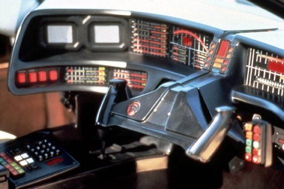 Ein Lenkrad wie ein Steuerknüppel im Flugzeug und ein Cockpit zwischen Düsenjet und Raumschiff – so stellte man sich in den 80ern ein Super-Computer-Auto vor.