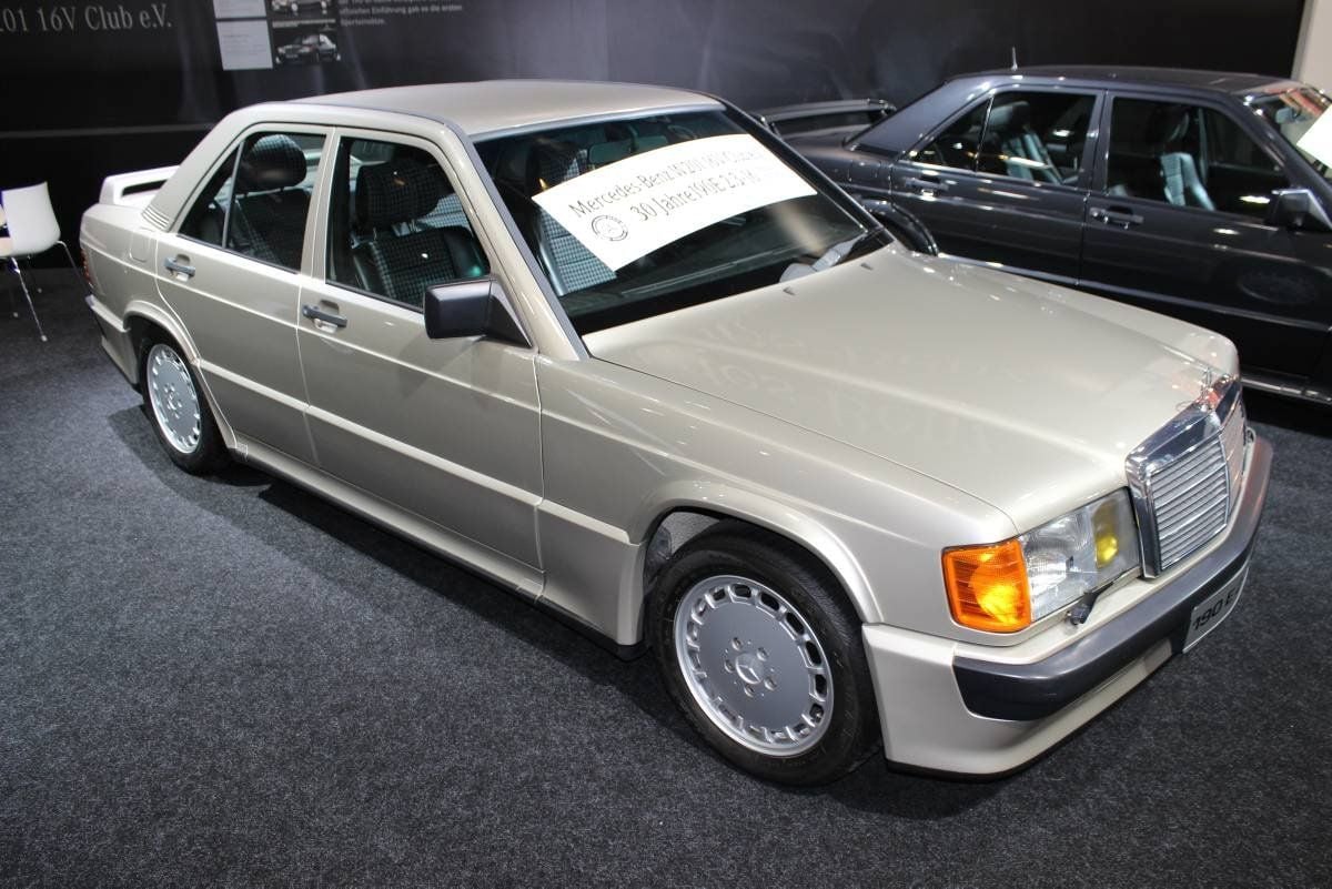 Der E 2.3 16V ist ein 185 PS starker Ableger des sogenannten Baby Benz (Baureihe W 201). Das erste Baujahr 1983 der Sechszylinder-Straßensportler ist bereits der Riege der Oldtimer beigetreten.