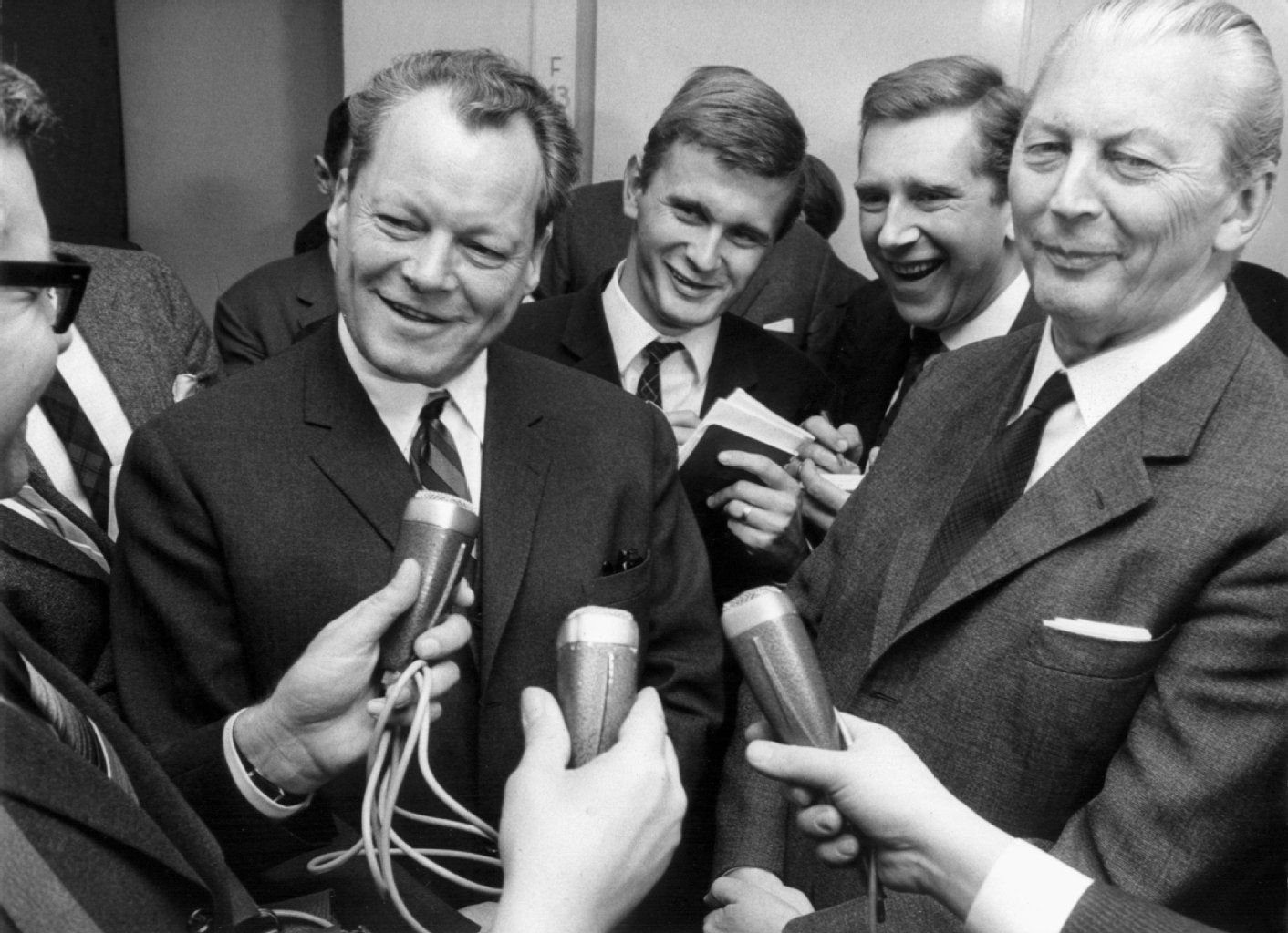 Es war die erste Große Koalition in der Nachkriegs-BRD. Kurt Georg Kiesinger (CDU, rechts) als Bundeskanzler und Willy Brandt (SPD, links) als Außenminister koalierten von 1966 bis 1969. Zum ersten Mal überhaupt nach dem zweiten Weltkrieg kam die SPD so an die Regierung. Ergebnis: 1969 reichte es dann SPD und FDP für eine Mehrheit – und damit für Willy Brandt als erstem SPD-Bundeskanzler.