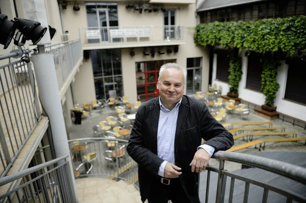 Im Hof des Neuen Theaters ist Ulf Herden so gut wie zu Hause. Hier geht bald wieder der Cultour-Sommer über die Bühne.
