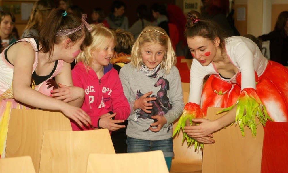 Madlen Albrecht spielt im neuen Stück des Gymnasiums den Kaiser von China.