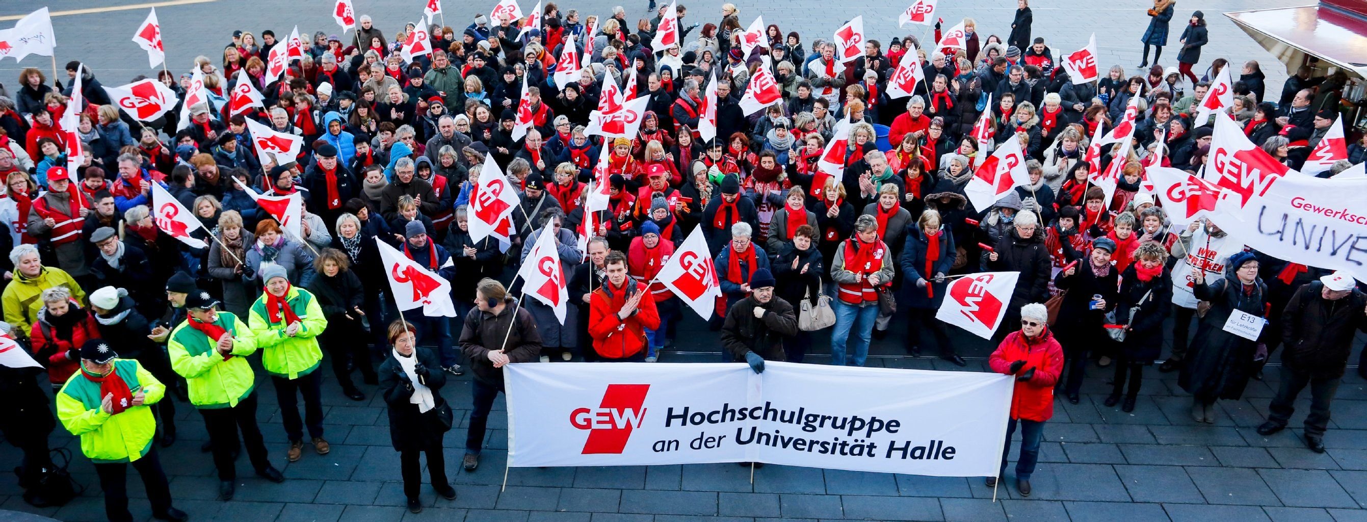 Etwa 200 Lehrer nehmen am Dienstag in Halle auf dem Marktplatz an einer Kundgebung zum ersten Warnstreik der Landes-Beschäftigten teil. Laut Veranstalter sollen es 500 Demonstranten gewesen sein.