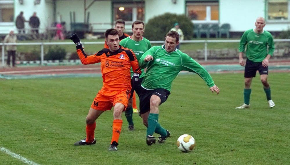 Christoph Spormann (r.) attackiert in der Thalenser Abwehr beim letzten Heimspiel des SV Stahl den Förderstedter Lucas Dübecke.