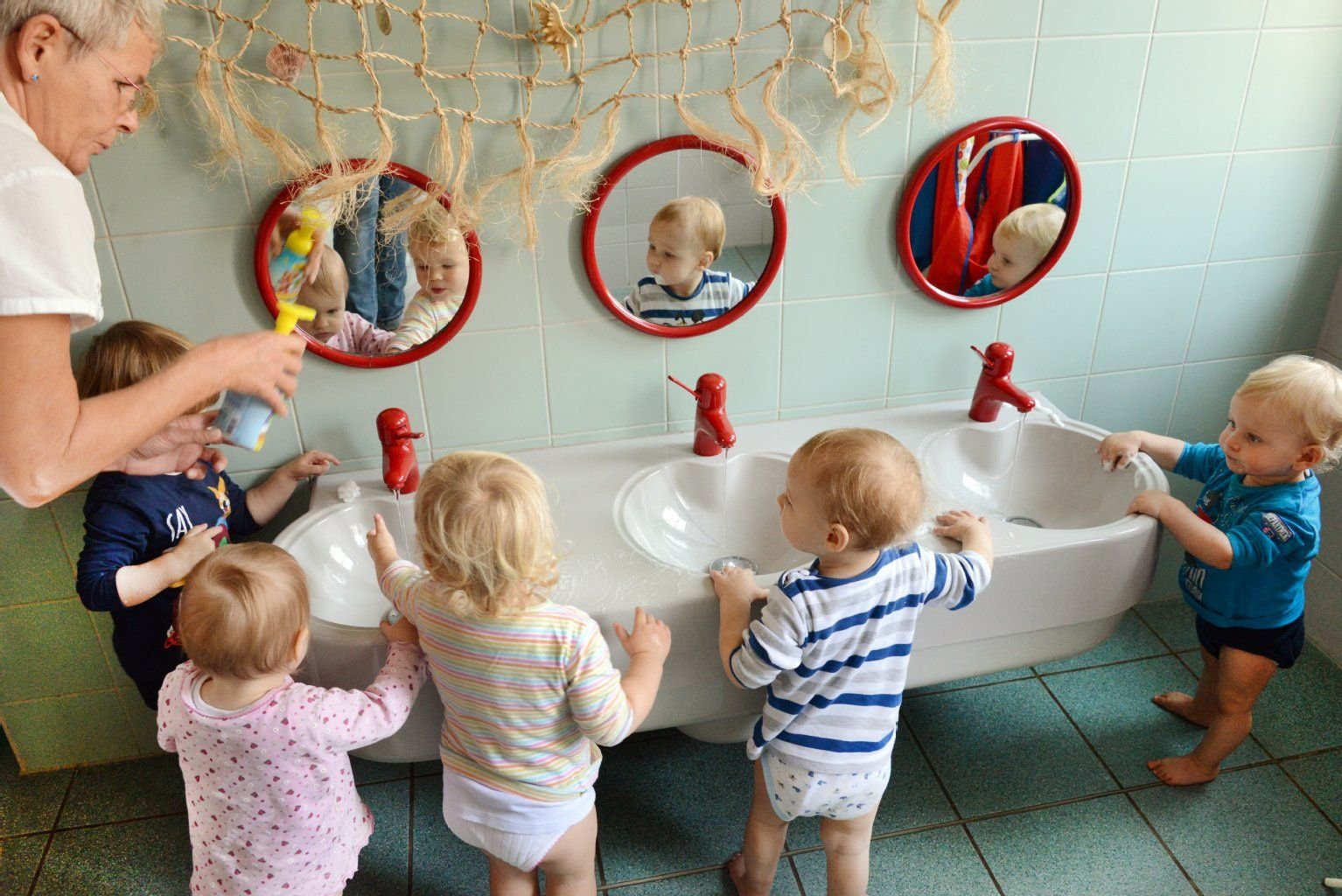 Mädchen und Jungen in einer Kita