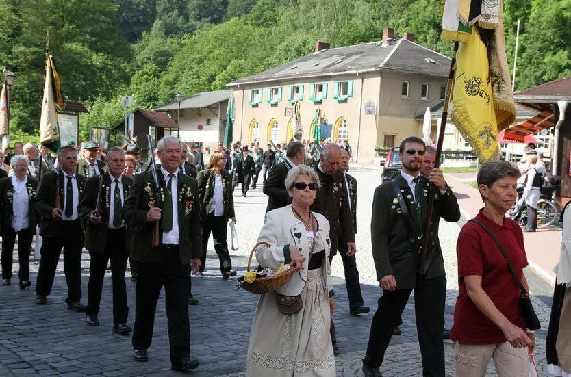 Der Umzug beim Stolberger Schützenfest lockt stets ein großes Publikum an, zumal sich viele Fotomotive in der mittelalterlichen Fachwerkstadt bieten.