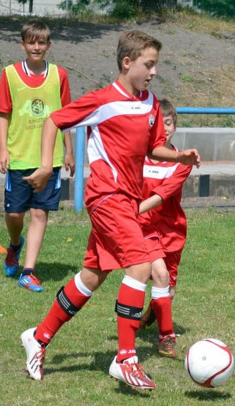 Karl Ferigo (im Vordergrund) ist beim Fußballcamp der Hans-Dorfner-Schule in den Fokus von Cheftrainer Klaus Rodler gerückt.