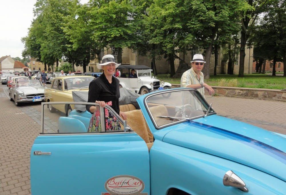 Mark Panhans und seine Lebenspartnerin Gabriele Gutowski bei der Oldtimer-Rallye in Zörbig.