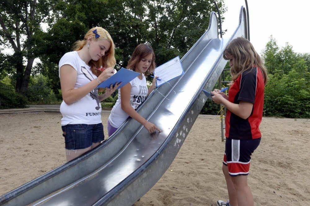 Mit der Metall-Rutsche in der prallen Sonne punktete der Spielplatz Unstrutstraße bei Laura-Victoria, Liesa-Marie und Michelle (von links) nicht.