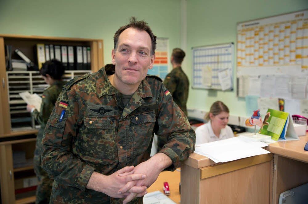 Jan Stier blickt auf eine erlebnisreiche Zeit in Afrika zurück. Kleines Bild: Um sich vor einer möglichen Ansteckung durch Ebolaviren zu schützen, setzten Bundeswehrsoldaten durch das Tragen von Schutzkleidung einen hohen medizinischen Maßstab an. Ihn zu überwachen, gehörte ebenfalls zu den Aufgaben des Oberfeldarztes.