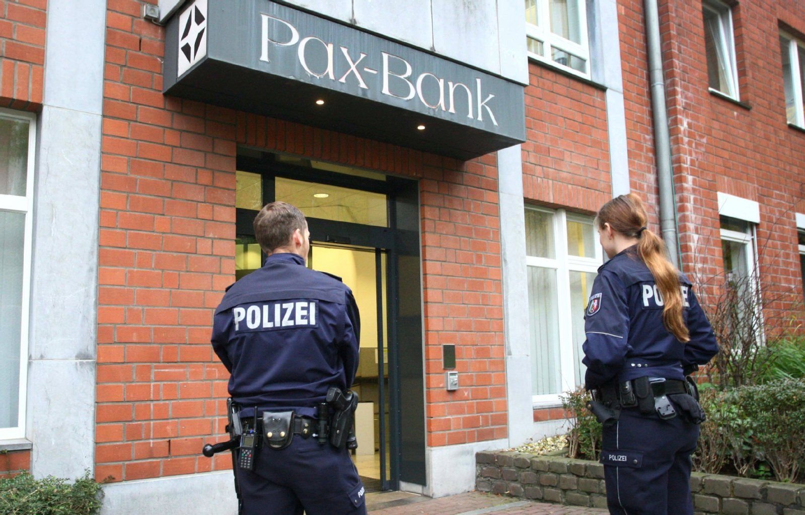 Sechs mit Perücken und Sonnenbrillen maskierte Bankräuber haben am Mittwoch in Aachen 16 Bankangestellte bedroht.