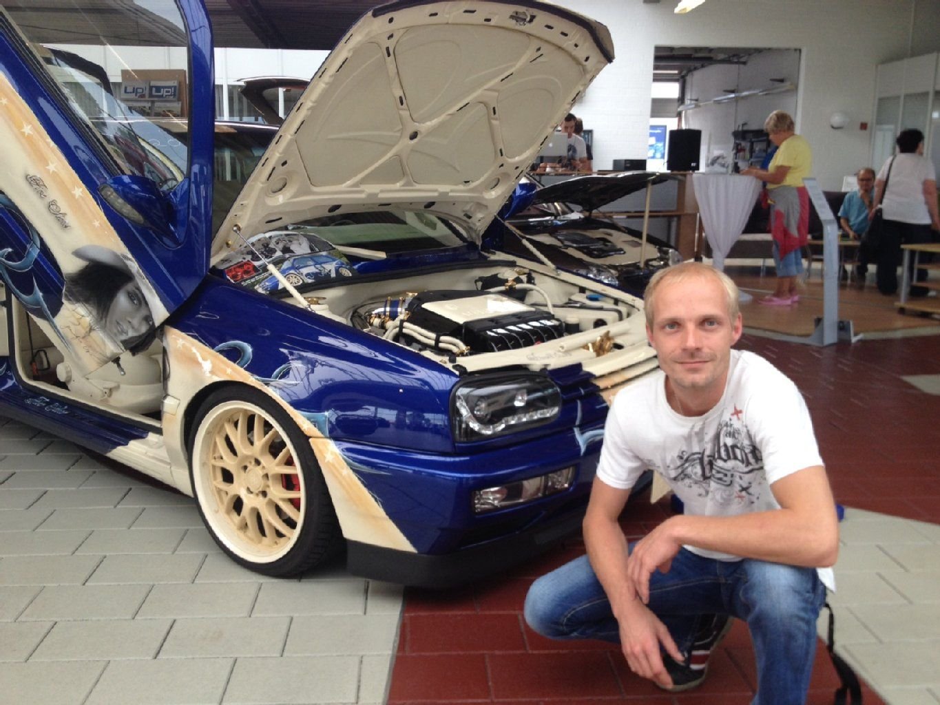 Thomas Schöbe und sein VW Golf mit Flügeltüren
