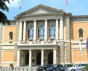 Blick auf den Haupteingang des Operhauses in Halle.